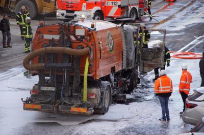 Stuttgart Mitte: Kehrmaschine auf S21 Baugelaende in Brand geraten